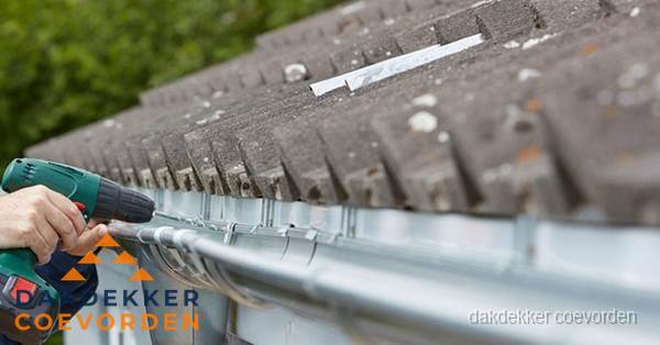 Dakgoot repareren met accuboormachine in Coevorden Dakgoot repareren met accuboormachine in Coevorden