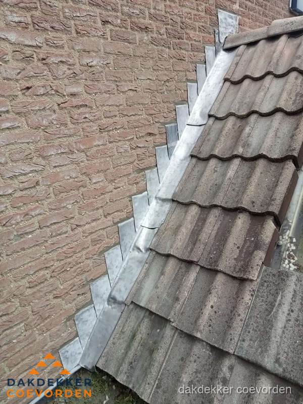 Loodslabben langs dakaansluiting bij bakstenen muur in Coevorden Loodslabben langs dakaansluiting bij bakstenen muur in Coevorden