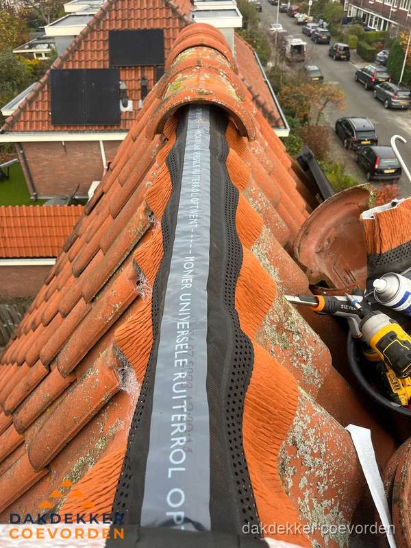 Dakdekker vervangt nokvorst met ruiterrol op pannendak in Coevorden