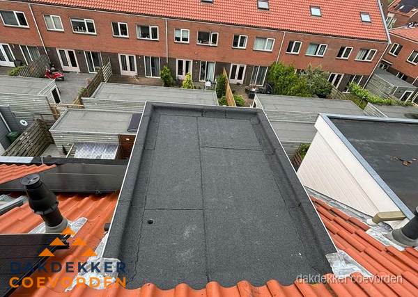 Plat dak met bitumen bedekking naast dakkapel in Coevorden Plat dak met bitumen bedekking naast dakkapel in Coevorden