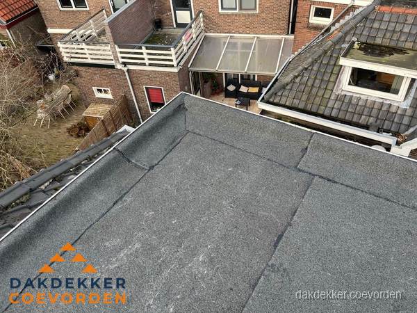 Overzicht plat dak met dakgoot in woonwijk Coevorden Overzicht plat dak met dakgoot in woonwijk Coevorden