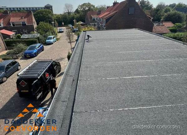 Nieuw bitumen plat dak met uitzicht over woonwijk in Coevorden