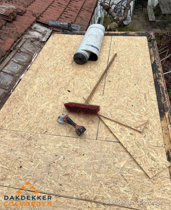 Plat dak vervangen met nieuwe OSB-ondergrond en bitumenrol in Coevorden