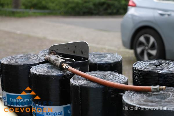 Rollen bitumen dakbedekking EshaGum klaar voor installatie in Coevorden