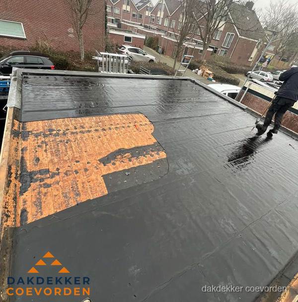 Dakdekker brengt EPDM dakbedekking aan op plat dak in Coevorden