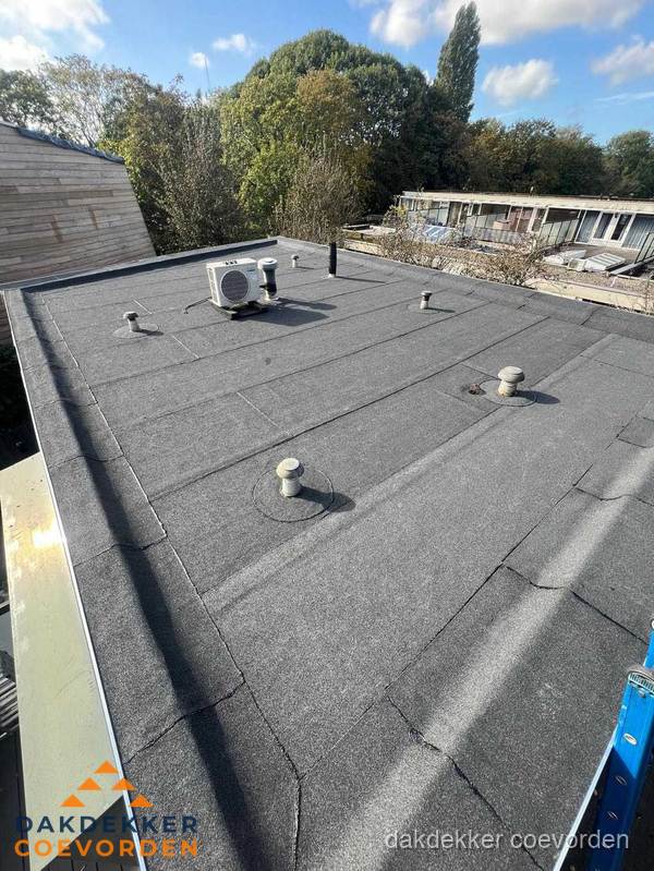 Kosten dakdekker: afgewerkt plat bedrijfsdak met bitumen in Coevorden