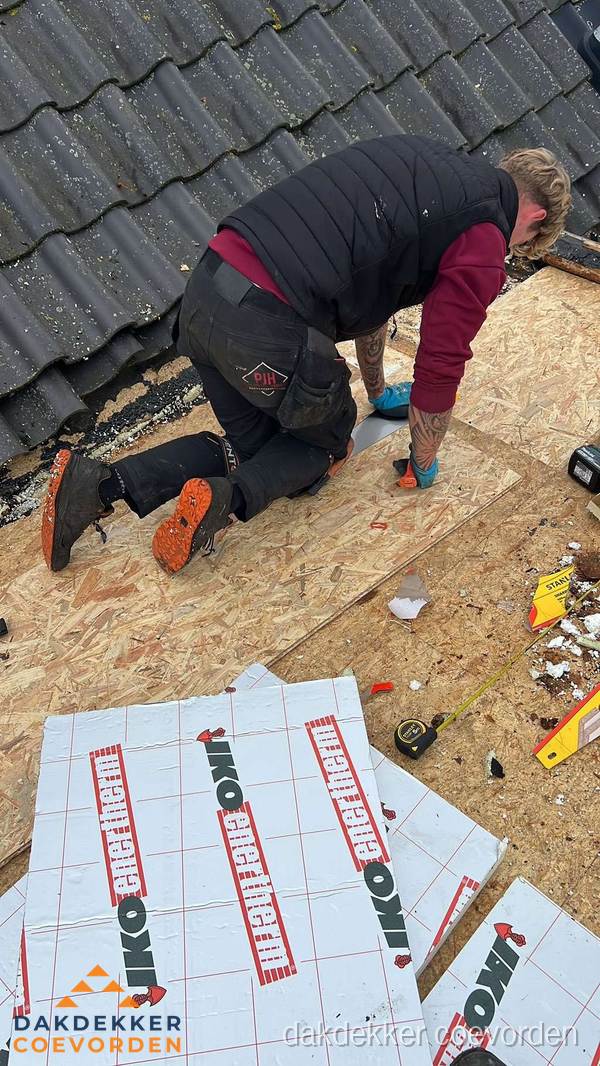 Dakdekker plaatst PIR-isolatieplaten op plat dak in Coevorden