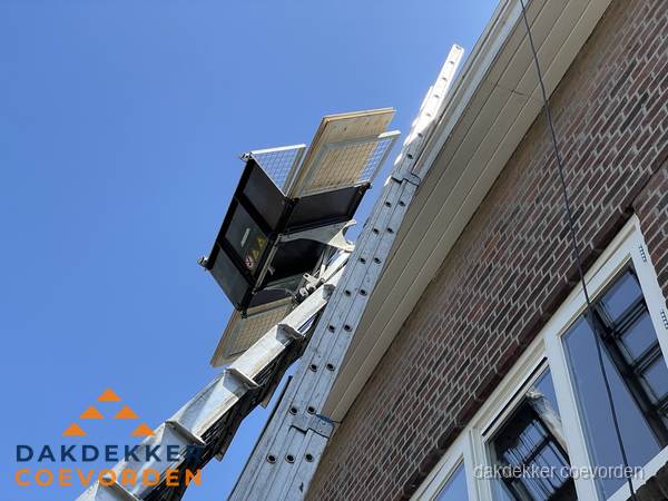 Dakgoot vervangen met dakdekkerslift in Coevorden Dakgoot vervangen met dakdekkerslift in Coevorden