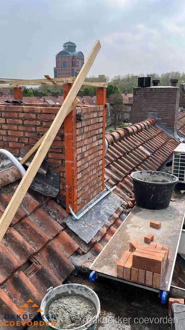 Schoorsteen renovatie met metselwerk op schuin dak in Coevorden Schoorsteen renovatie met metselwerk op schuin dak in Coevorden