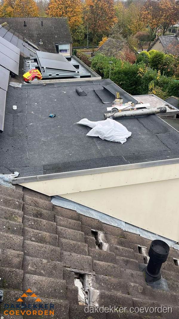 Beschadigde dakbedekking op plat dak voor reparatie in Coevorden Beschadigde dakbedekking op plat dak voor reparatie in Coevorden