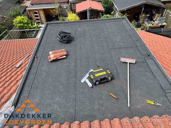 Gereedschap op nieuw plat dak na renovatie in Coevorden Gereedschap op nieuw plat dak na renovatie in Coevorden