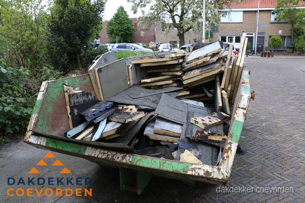 Puincontainer met oud dakmateriaal na dakrenovatie in Coevorden Puincontainer met oud dakmateriaal na dakrenovatie in Coevorden