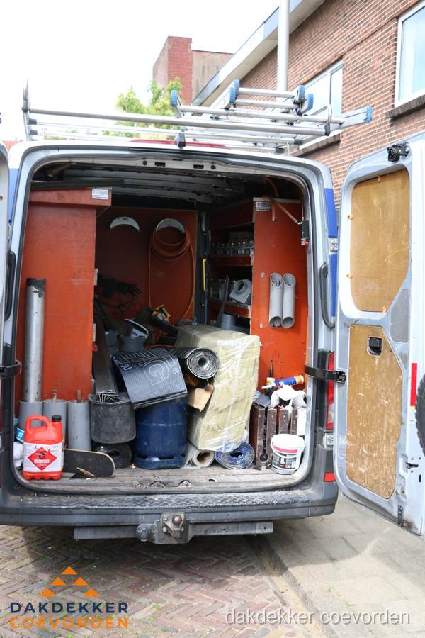 Bedrijfsbus van dakdekker met gereedschap en materialen in Coevorden Bedrijfsbus van dakdekker met gereedschap en materialen in Coevorden