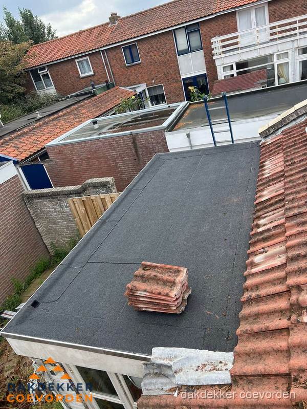 Aanbouw plat dak met reservepannen voor dakpannen vervangen in Coevorden