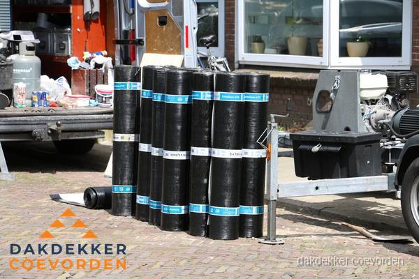 Rollen bitumen dakbedekking klaar voor daklekkage reparatie in Coevorden Rollen bitumen dakbedekking klaar voor daklekkage reparatie in Coevorden