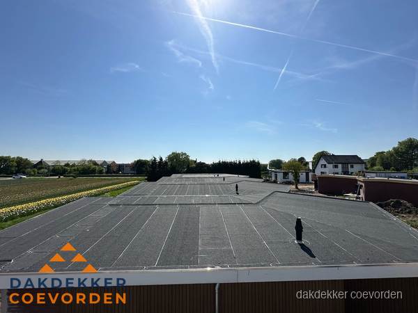 Groot plat dak met bitumen dakbedekking op bedrijfspand in Coevorden Groot plat dak met bitumen dakbedekking op bedrijfspand in Coevorden