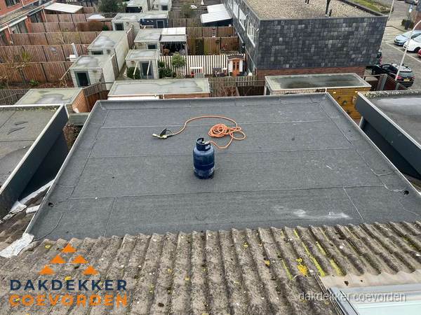 Dakrenovatie afgerond met nieuwe bitumen dakbedekking in Coevorden Dakrenovatie afgerond met nieuwe bitumen dakbedekking in Coevorden
