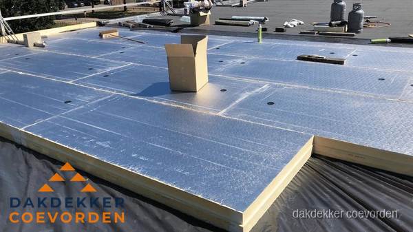 PIR isolatieplaten worden gelegd op plat dak voor dakisolatie in Coevorden PIR isolatieplaten worden gelegd op plat dak voor dakisolatie in Coevorden