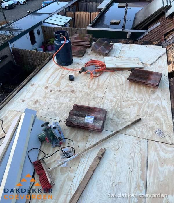 Dakreparatie werkzaamheden op plat dak met gereedschap in Coevorden Dakreparatie werkzaamheden op plat dak met gereedschap in Coevorden