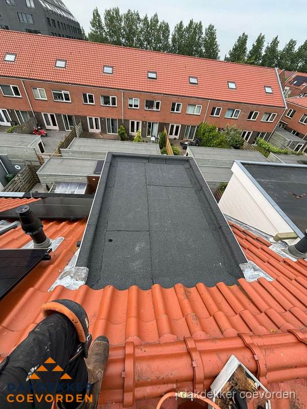 Bitumen dak reparatie op plat dak tussen dakpannen in Coevorden
