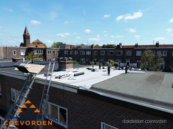 Dakdekkers aan het werk op plat dak in Coevorden Dakdekkers aan het werk op plat dak in Coevorden