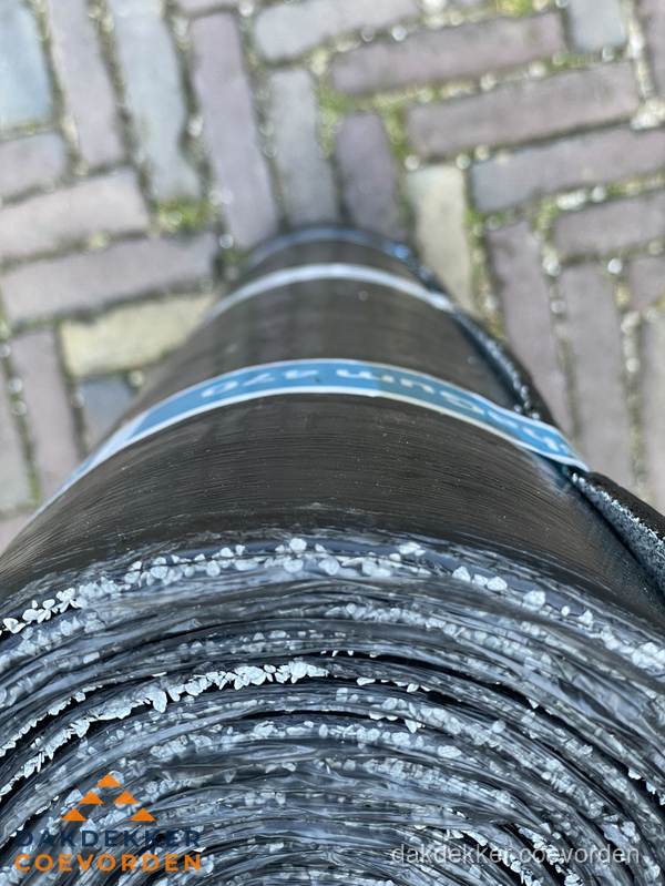 Rol bitumen dakleer met leislag voor plat dak in Coevorden Rol bitumen dakleer met leislag voor plat dak in Coevorden