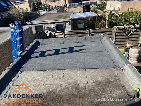 Dakdekker bij bitumen plat dak renovatie in Coevorden Dakdekker bij bitumen plat dak renovatie in Coevorden