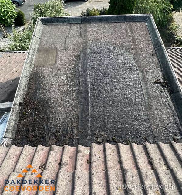 Verouderd plat dak met bitumen en slijtage voor lekkage inspectie in Coevorden Verouderd plat dak met bitumen en slijtage voor lekkage inspectie in Coevorden