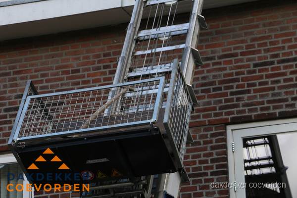 Ladderlift met dakpannen voor dakpan reparatie in Coevorden