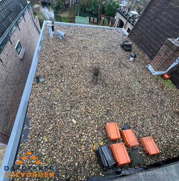 Plat dak met grindballast en dakdoorvoeren in Coevorden