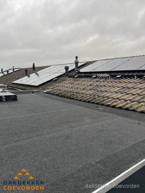 Bitumen dakbedekking op plat dak met aansluitend pannendak en zonnepanelen in Coevorden Bitumen dakbedekking op plat dak met aansluitend pannendak en zonnepanelen in Coevorden