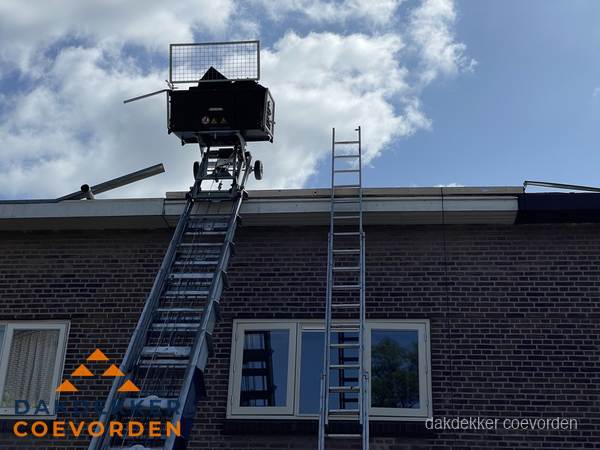 Ladderlift en ladder bij woning voor dakinspectie in Coevorden Ladderlift en ladder bij woning voor dakinspectie in Coevorden
