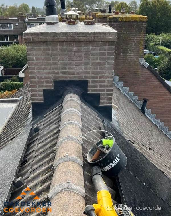 Schoorsteen met loodaansluiting en nokvorst op pannendak in Coevorden Schoorsteen met loodaansluiting en nokvorst op pannendak in Coevorden