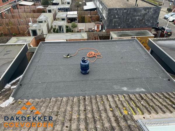 Plat dak met nieuwe bitumen dakbedekking en brandgereedschap in Coevorden Plat dak met nieuwe bitumen dakbedekking en brandgereedschap in Coevorden