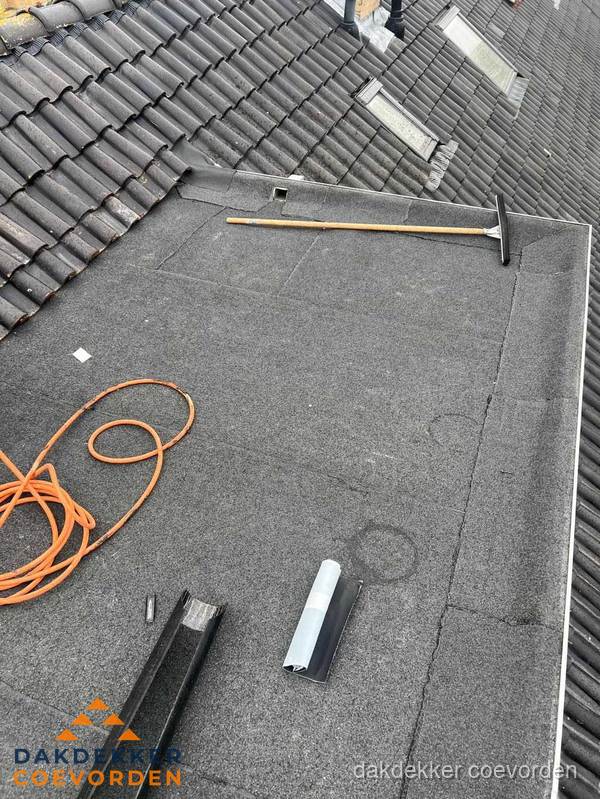 Plat dak reparatie met gereedschap en loodstroken in Coevorden Plat dak reparatie met gereedschap en loodstroken in Coevorden