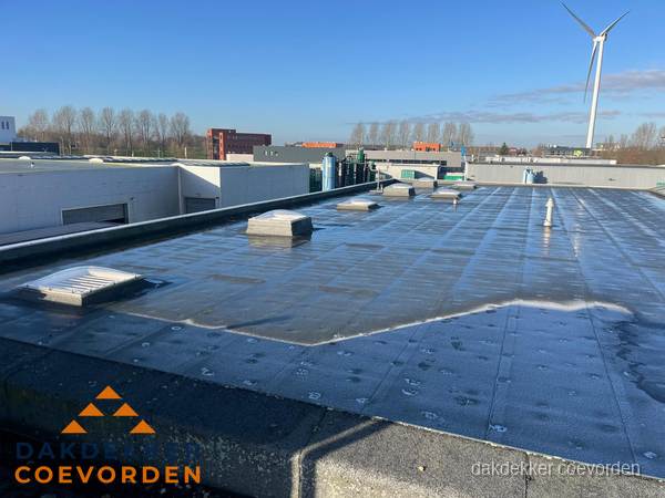 Plat dak bedrijfspand met bitumen dakbedekking en lichtkoepels in Coevorden Plat dak bedrijfspand met bitumen dakbedekking en lichtkoepels in Coevorden
