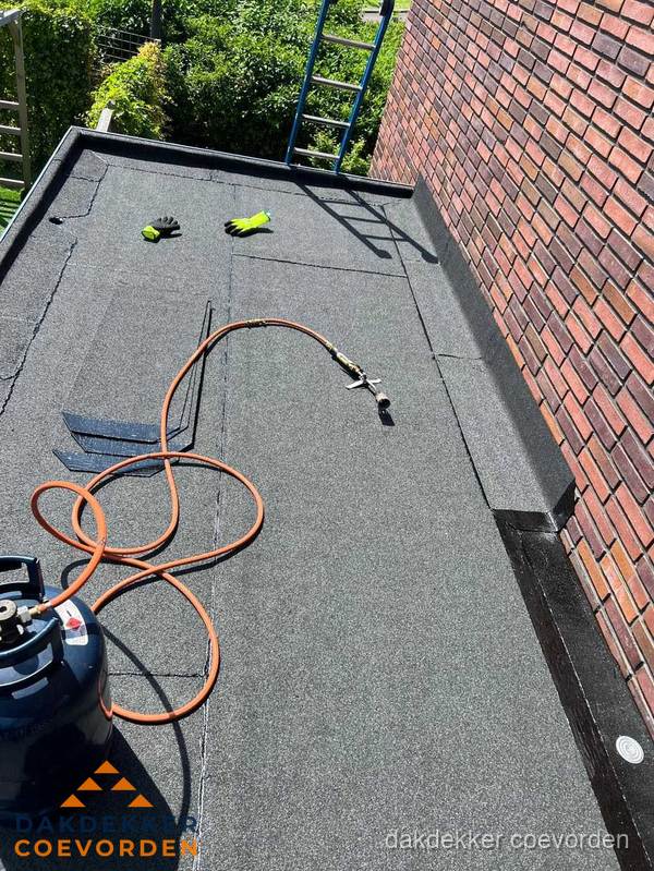 Plat dak met bitumen en brandgereedschap van dakdekkersbedrijf in Coevorden Plat dak met bitumen en brandgereedschap van dakdekkersbedrijf in Coevorden