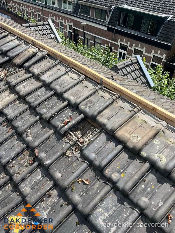 Dakonderhoud aan schuin pannendak met nokvernieuwing in Coevorden Dakonderhoud aan schuin pannendak met nokvernieuwing in Coevorden