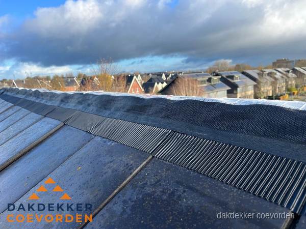 Dakisolatie bij de nok met ventilatieprofiel op schuin dak in Coevorden