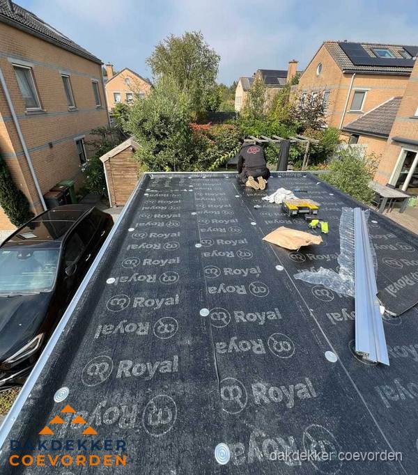Dakdekker aan het werk op plat dak renovatie in Coevorden Dakdekker aan het werk op plat dak renovatie in Coevorden