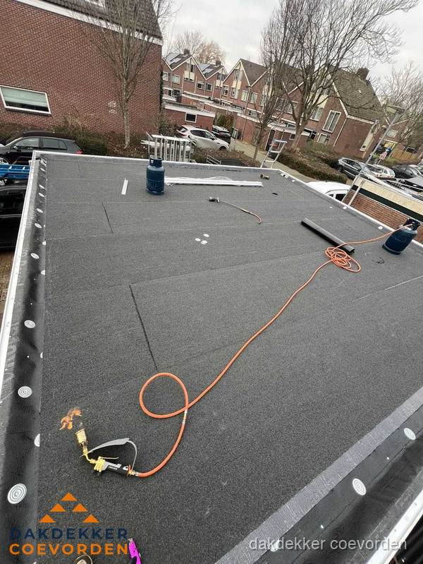 Afgewerkte dakrenovatie met bitumen op plat dak in Coevorden