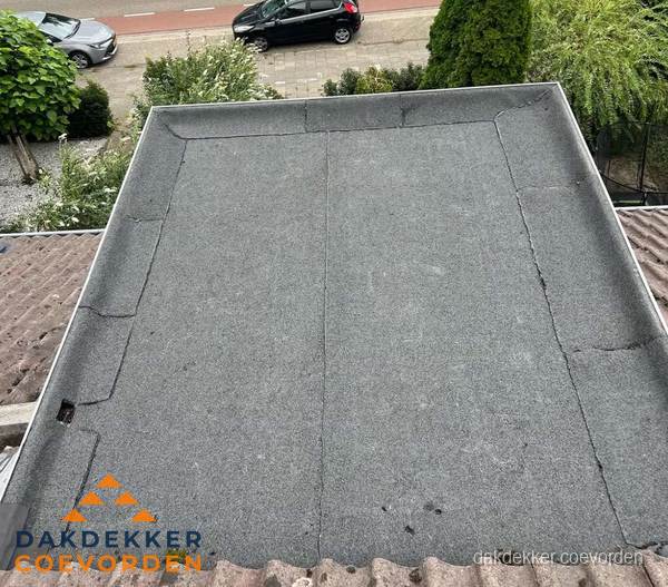 Nieuw aangebrachte bitumen dakbedekking op plat dak in Coevorden Nieuw aangebrachte bitumen dakbedekking op plat dak in Coevorden