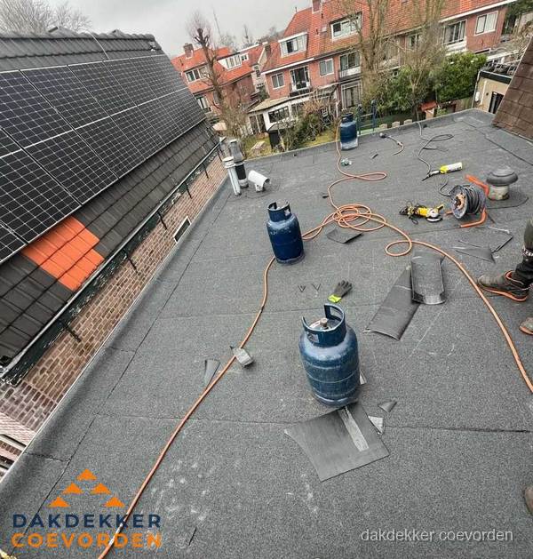Daklekkage repareren met brandgereedschap op plat dak in Coevorden Daklekkage repareren met brandgereedschap op plat dak in Coevorden