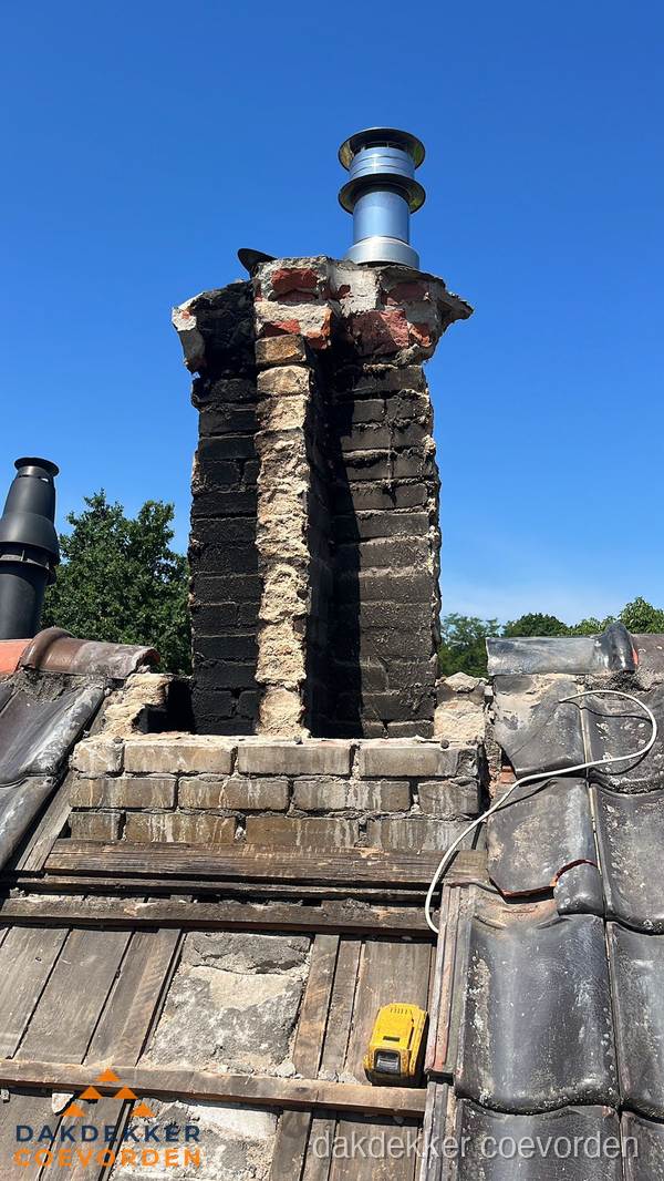 Beschadigde schoorsteen met nieuwe rookgasafvoer op oud dak in Coevorden Beschadigde schoorsteen met nieuwe rookgasafvoer op oud dak in Coevorden
