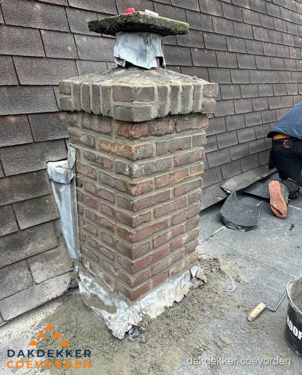 Schoorsteen reparatie met lood en voegwerk op leien dak in Coevorden Schoorsteen reparatie met lood en voegwerk op leien dak in Coevorden
