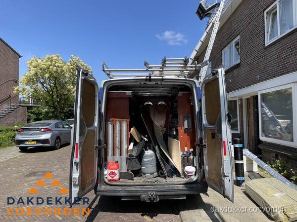 Spoed dakdekker bus met gereedschap en ladder bij woning in Coevorden Spoed dakdekker bus met gereedschap en ladder bij woning in Coevorden