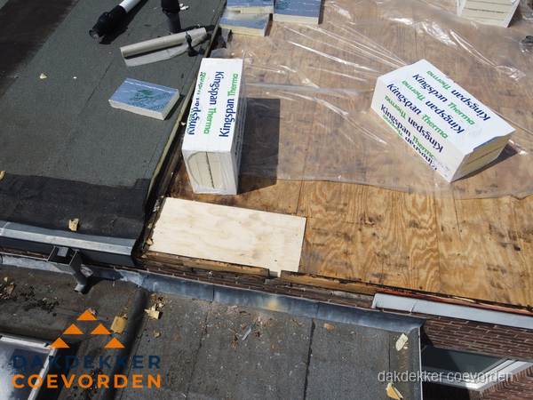 Plat dak isolatie met Kingspan isolatieplaten tijdens renovatie in Coevorden Plat dak isolatie met Kingspan isolatieplaten tijdens renovatie in Coevorden