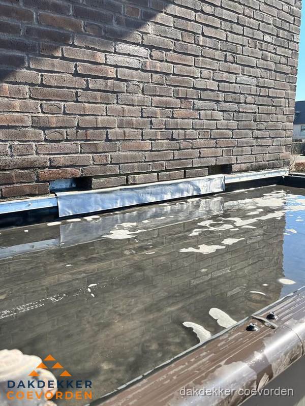 Stilstaand water op plat dak door slechte afwatering in Coevorden Stilstaand water op plat dak door slechte afwatering in Coevorden