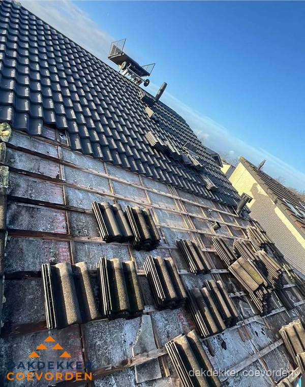 Schuin dak renovatie met nieuwe dakpannen in Coevorden
