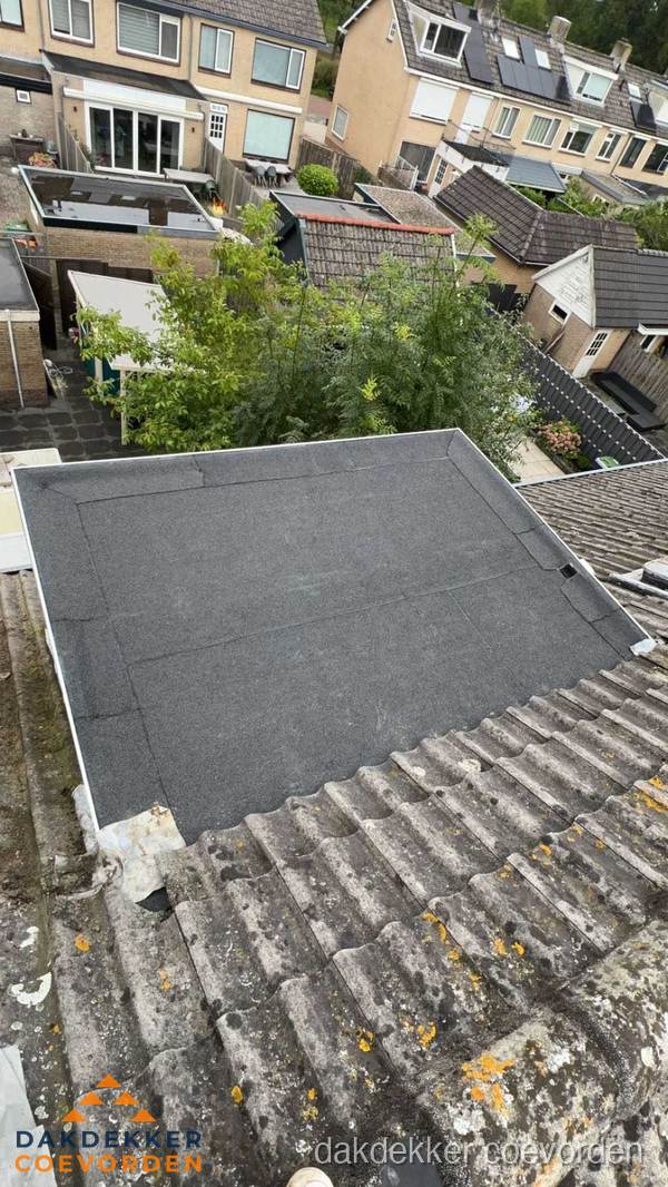 Plat dak aanbouw met bitumen dakbedekking in woonwijk Coevorden Plat dak aanbouw met bitumen dakbedekking in woonwijk Coevorden